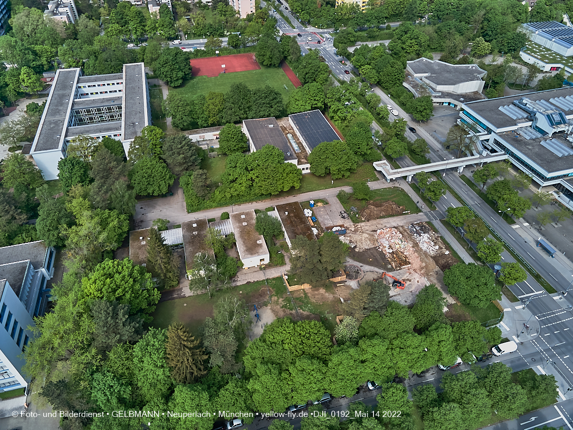 14.05.2022 - Luftbilder von der Baustelle Haus für Kinder in Neuperlach